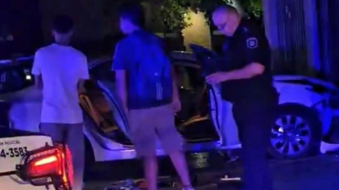 Mujer atac� a su ex, le rob� el auto y lo choc� contra una helader�a