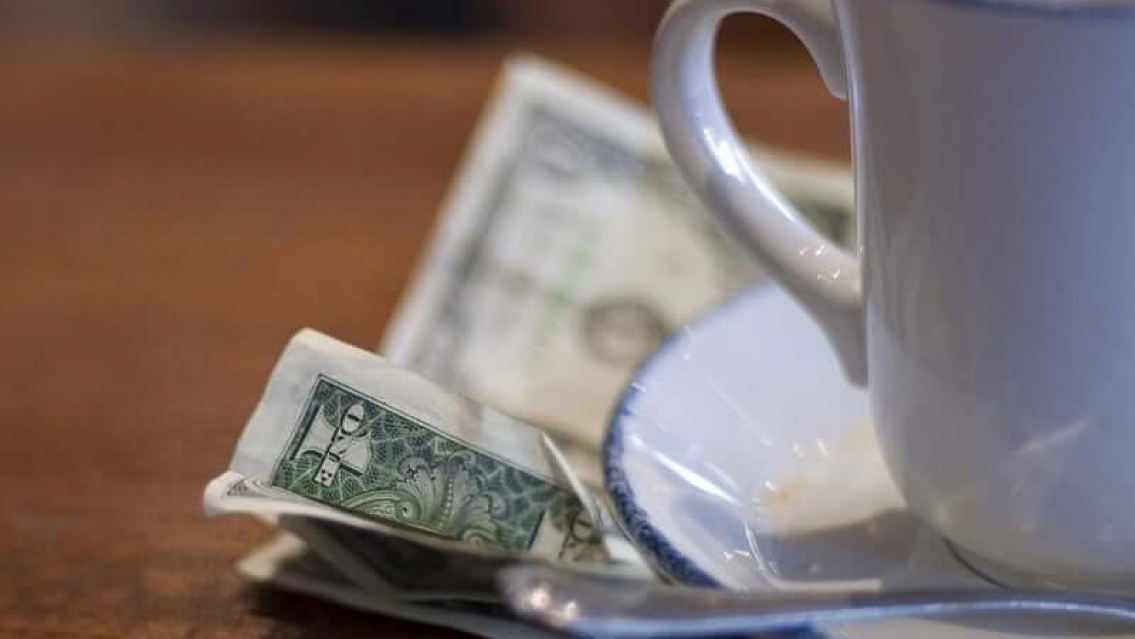 Mega famoso le dej� 20 mil d�lares a una moza y le cambi� la vida