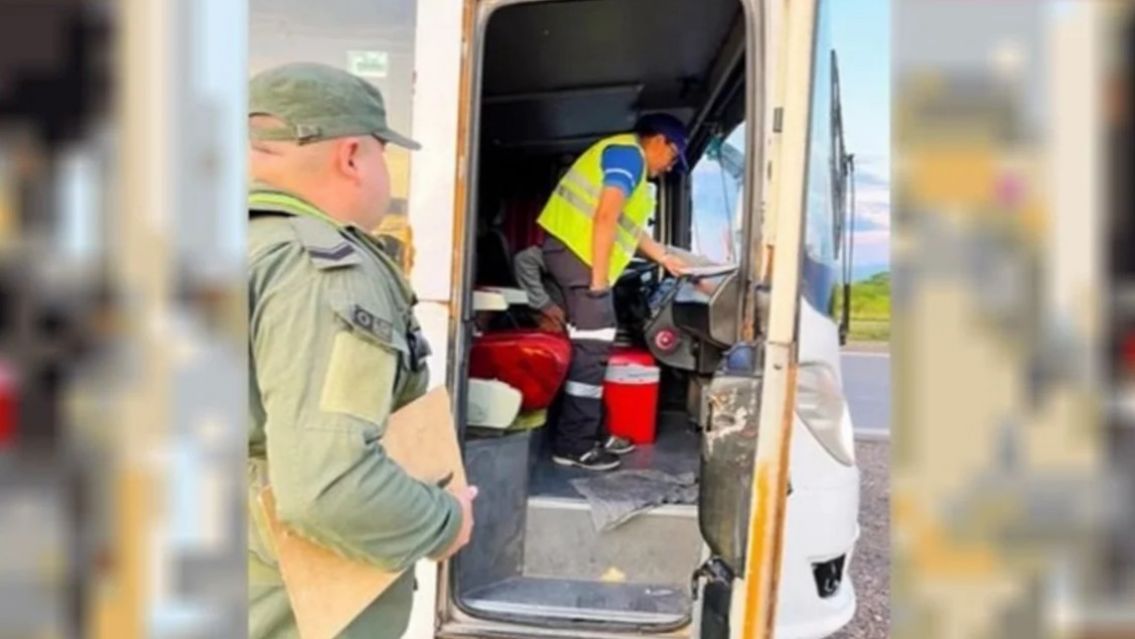 Detuvieron un micro lleno de menores: Ninguno tenía DNI