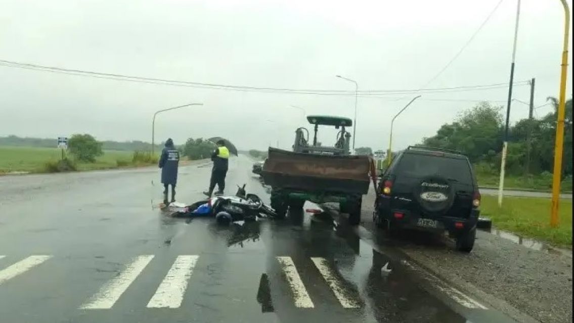 Tragedia en medio de la lluvia: motociclista choc� con un tractor y muri�