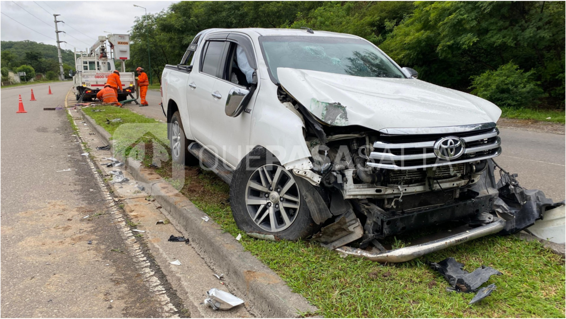 Estrelló su camioneta Hilux y arrancó un poste de luz