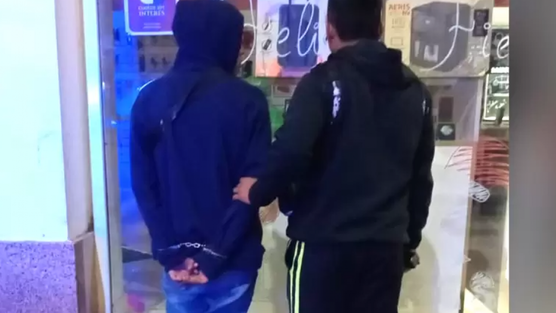 "�Qu� hac�s flaco?": juje�o quer�a robar un auto pero estaba el due�o adentro