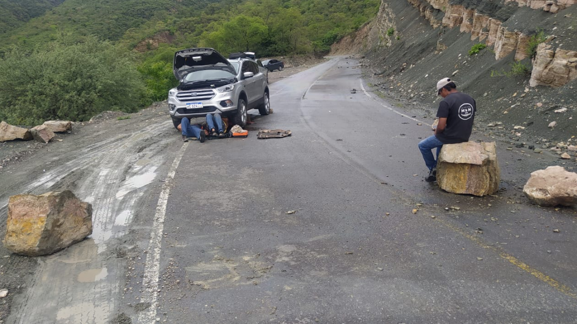 Se desmorona el cerro en Salta, cayeron piedras enormes y así quedó una camioneta