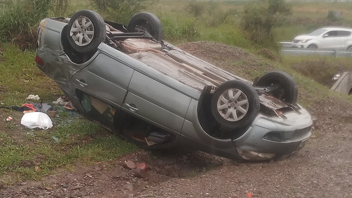 As� qued� el auto y 3 norte�os fueron trasladados urgente al hospital