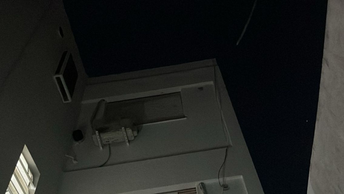 Salteño asustó a sus vecinos y salió a los gritos de un edificio: "Cuidado que hay..."