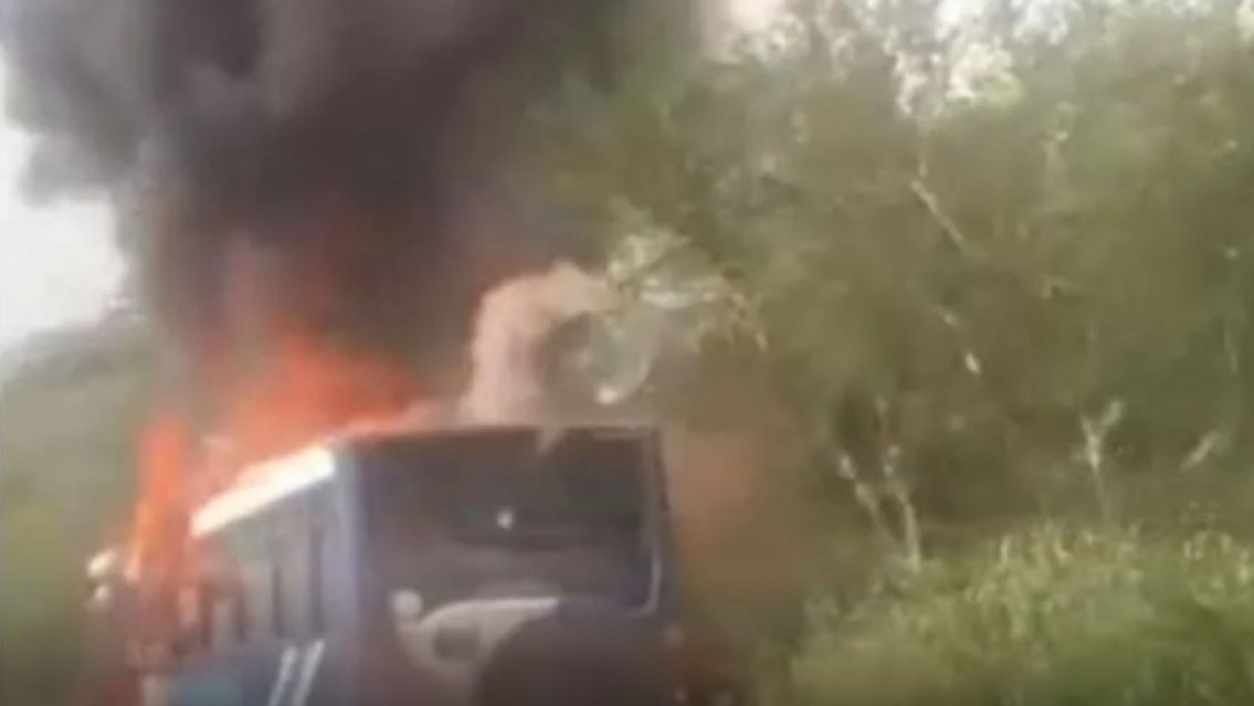Se prendió fuego un colectivo en plena ruta: iba lleno de pasajeros