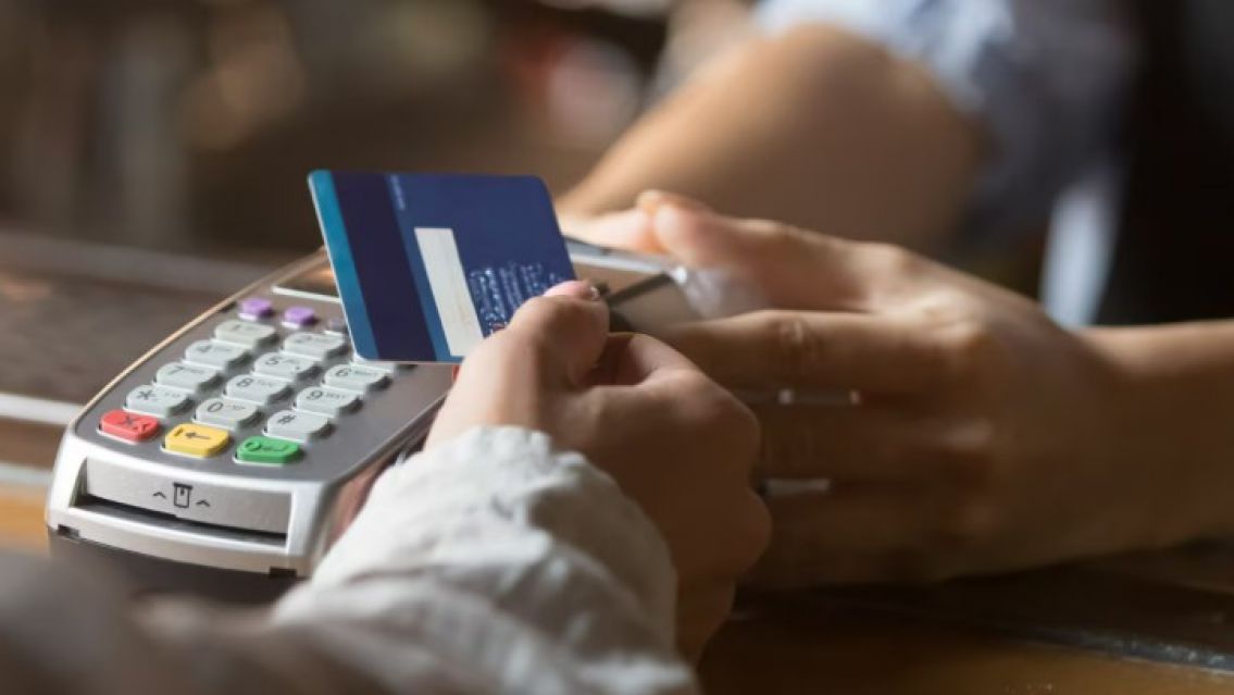 El Banco Central habilitó los pagos en dólares con tarjeta de débito