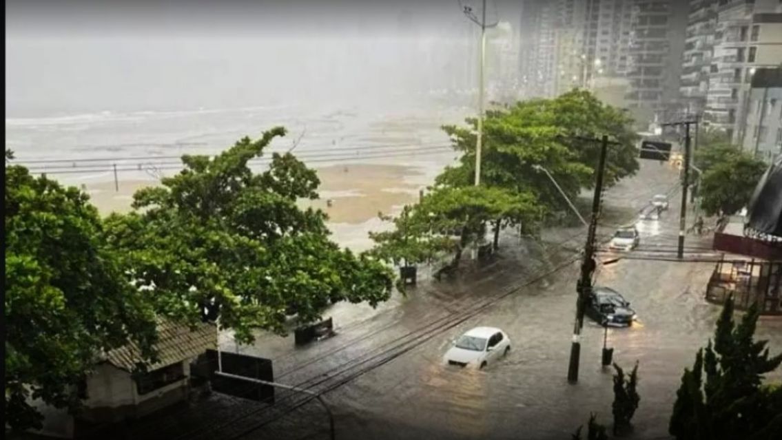 Miles de argentinos afectados por graves inundaciones en playas de Santa Catarina