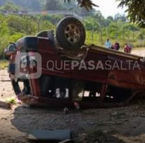 Volc&oacute; una camioneta en plena ruta: los ocupantes salieron despedidos