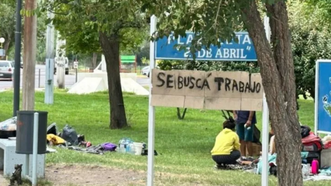 Jujeños viajaron en busca de trabajo y quedaron varados: ahora duermen en la calle