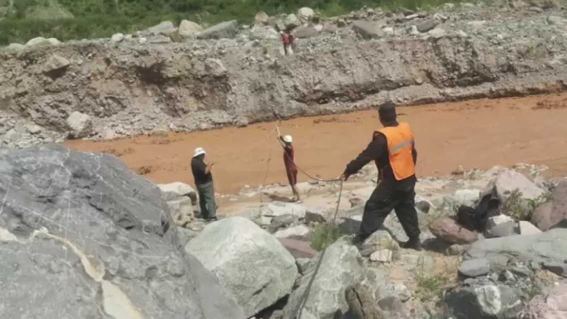 Rescatan a una mujer varada tras una repentina crecida del río en Bárcena