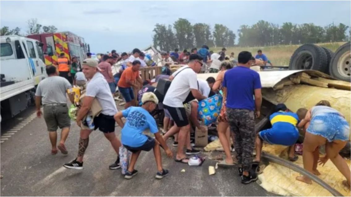 Volcó un camión, murió el chofer y saquearon el cargamento