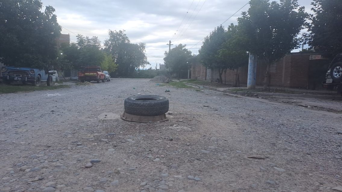 Los vecinos de Perico tienen que se�alizar los baches con gomas 