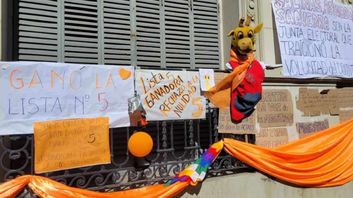 Sin soluciones, docentes juje�os contin�an las protestas frente a ADEP