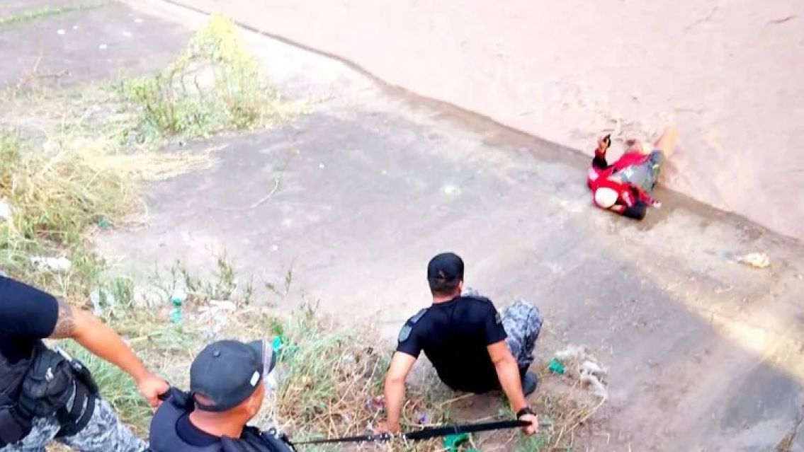 Un hombre que cay� en un canal de San Pedro de Jujuy: impresionante rescate