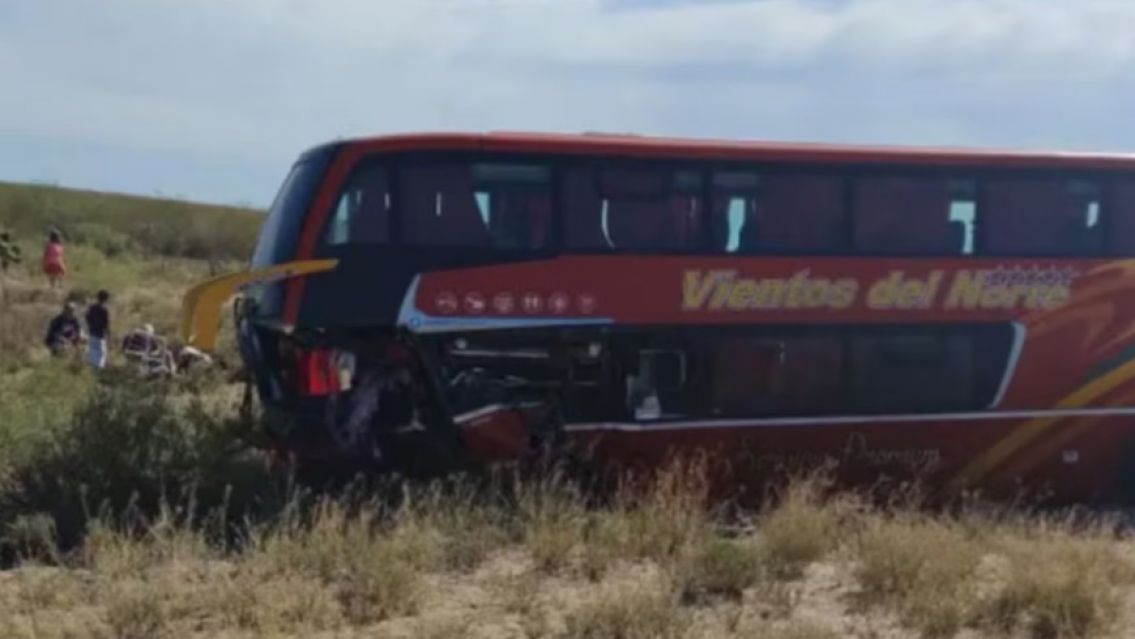 Murieron 5: viajaban en micro y chocaron de frente contra una camioneta 