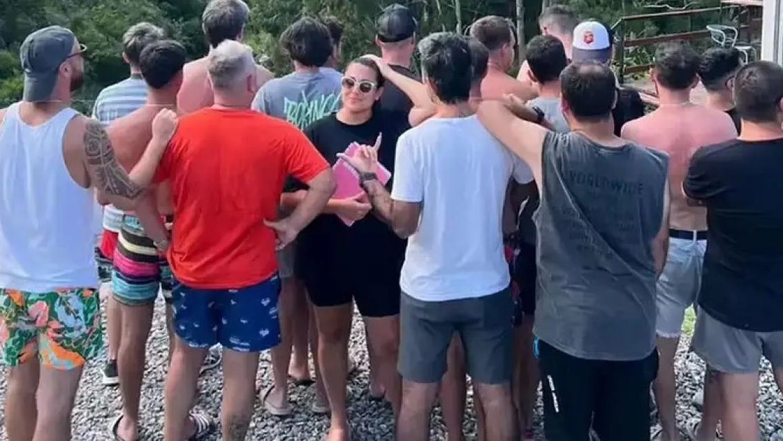 Descubren a un tipo casado en un campamento de solteros: as� se enter� la esposa