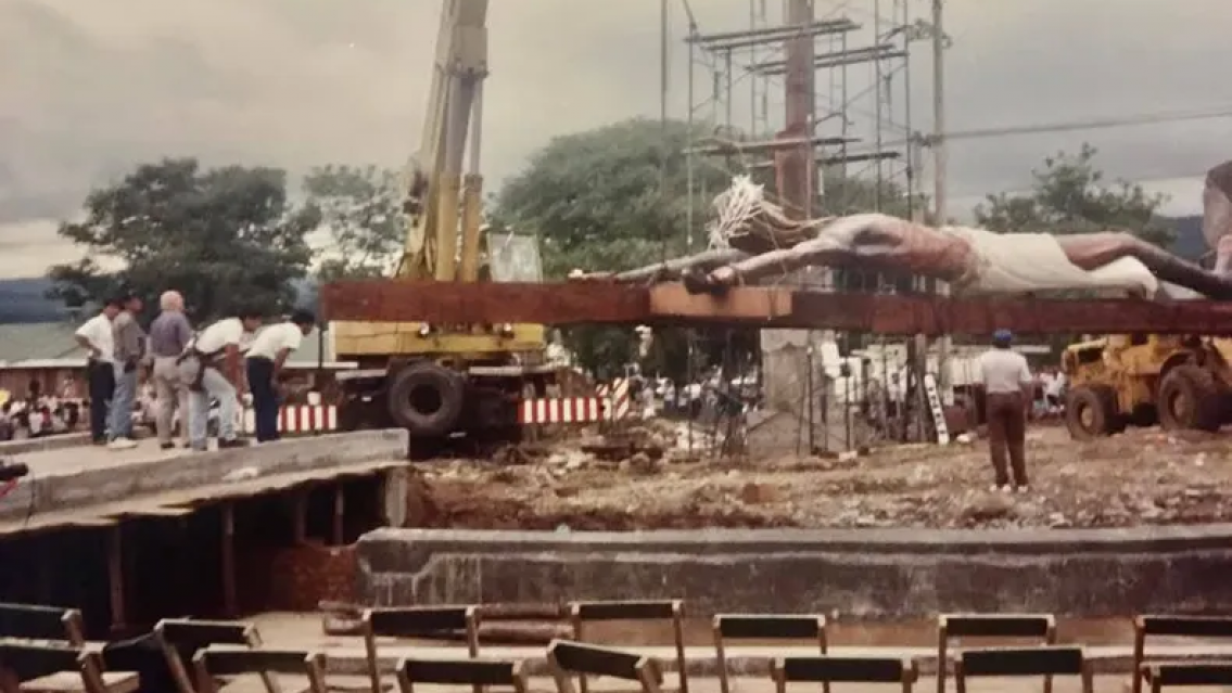 Terrible enojo y malestar de los fieles por la quema del Cristo de la Hermandad