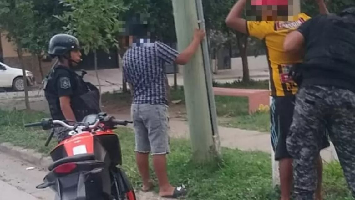 Atraparon a 2 peligrosos delincuentes que se escapaban en una moto robada