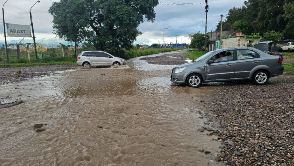 Perico quedó bajo el agua y el intendente brilla po su ausencia