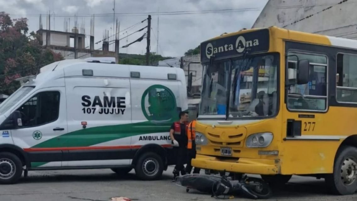 Brutal choque entre un colectivo y una moto dejó al menos dos jujeños heridos