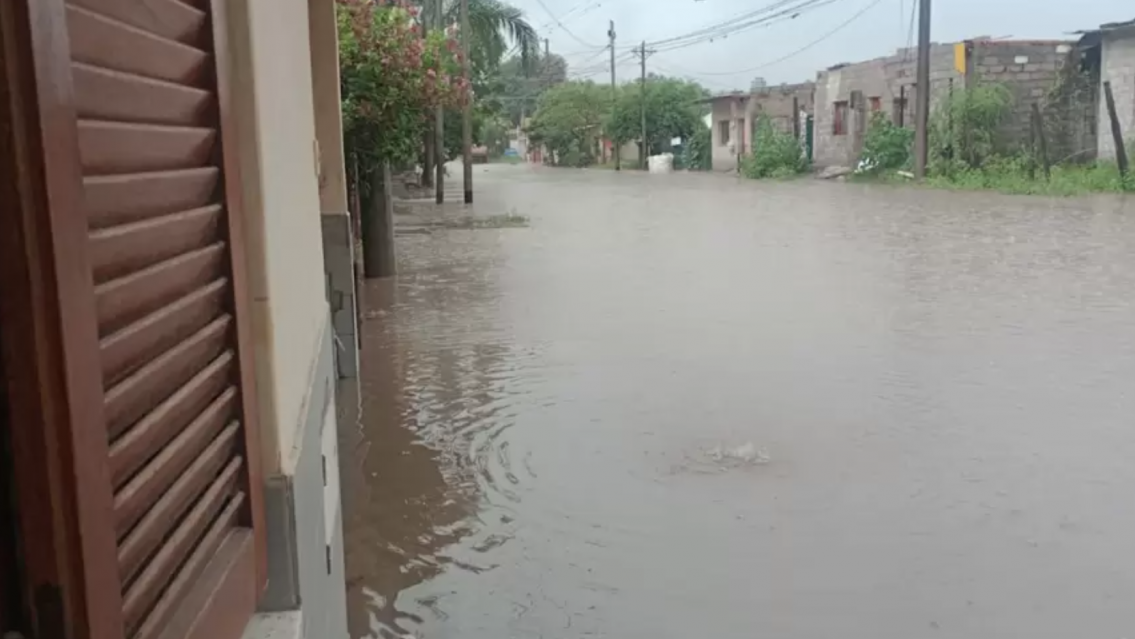 Fuerte temporal en Jujuy: calles anegadas, cortes de luz y alerta amarillo hasta el lunes
