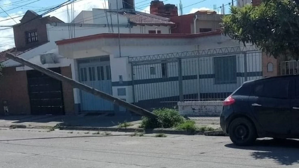 "Esperan que pase una tragedia": poste a punto de caer en San Pedrito