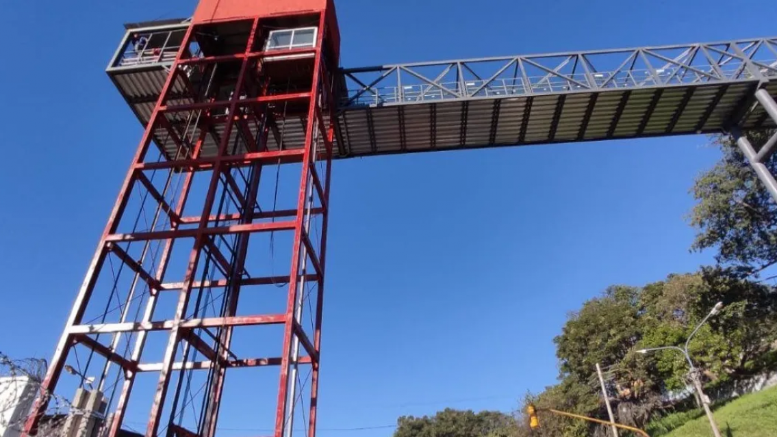 Grave denuncia por discriminaci�n, le impidieron subir al ascensor urbano