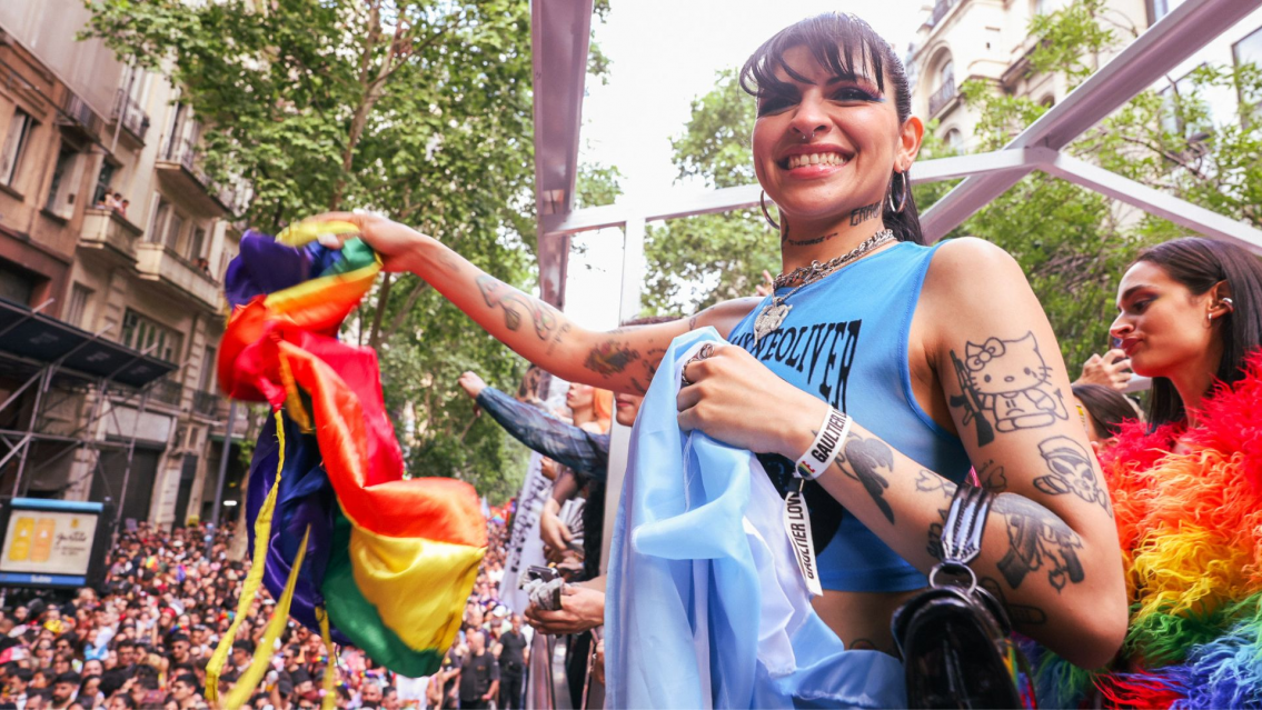 "No caigan", fuerte mensaje de la jujeña Cazzu contra Javier Milei