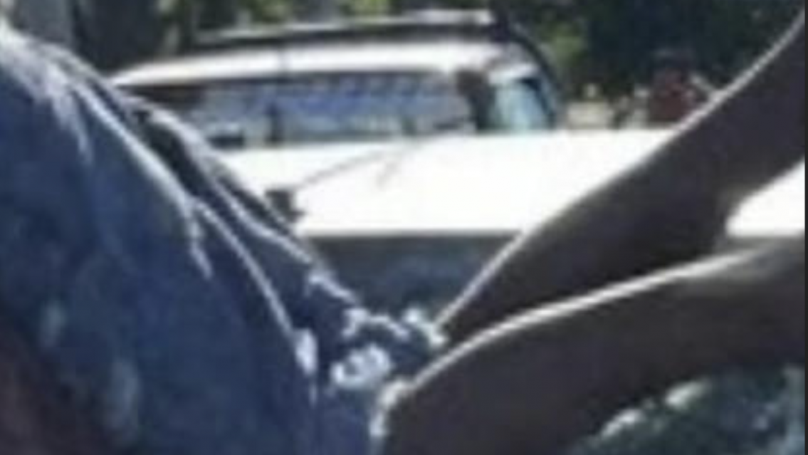 Contenido no apto para sensibles: changuito qued� incrustado en el parabrisa