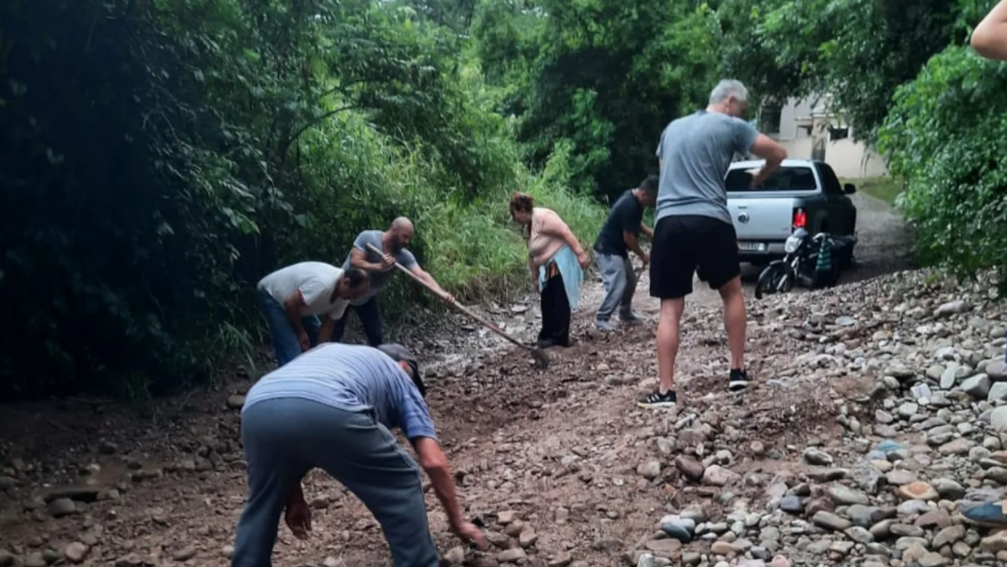 Indignación de vecinos de Los Perales: quedaron aislados por aludes
