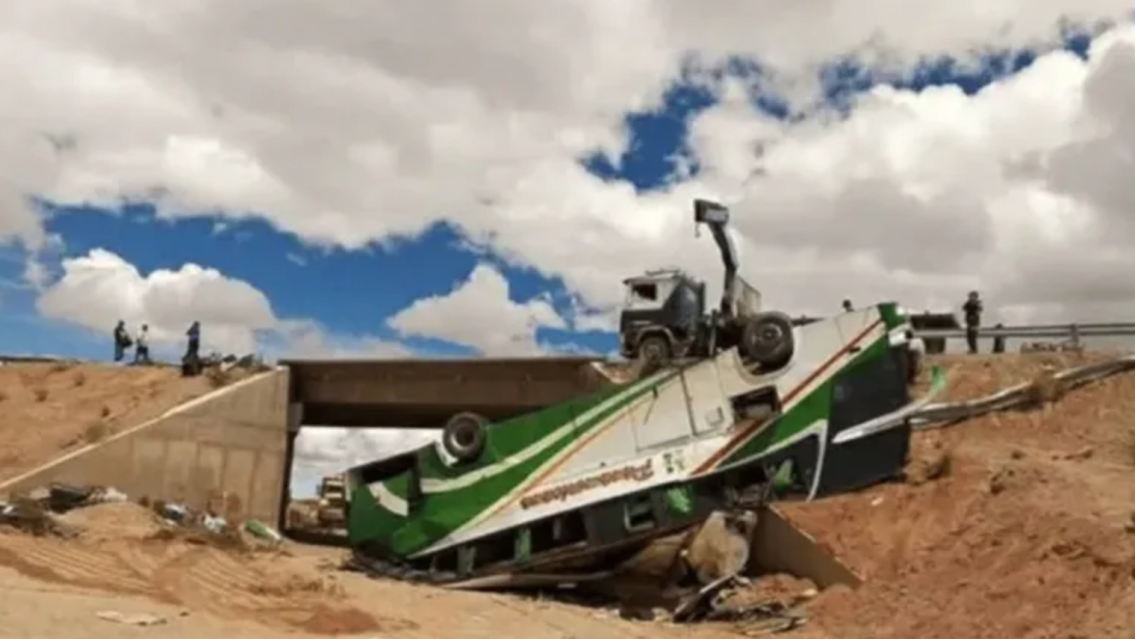 Tragedia en Bolivia: colectivo a Villaz�n desbarranc� y murieron 19 personas