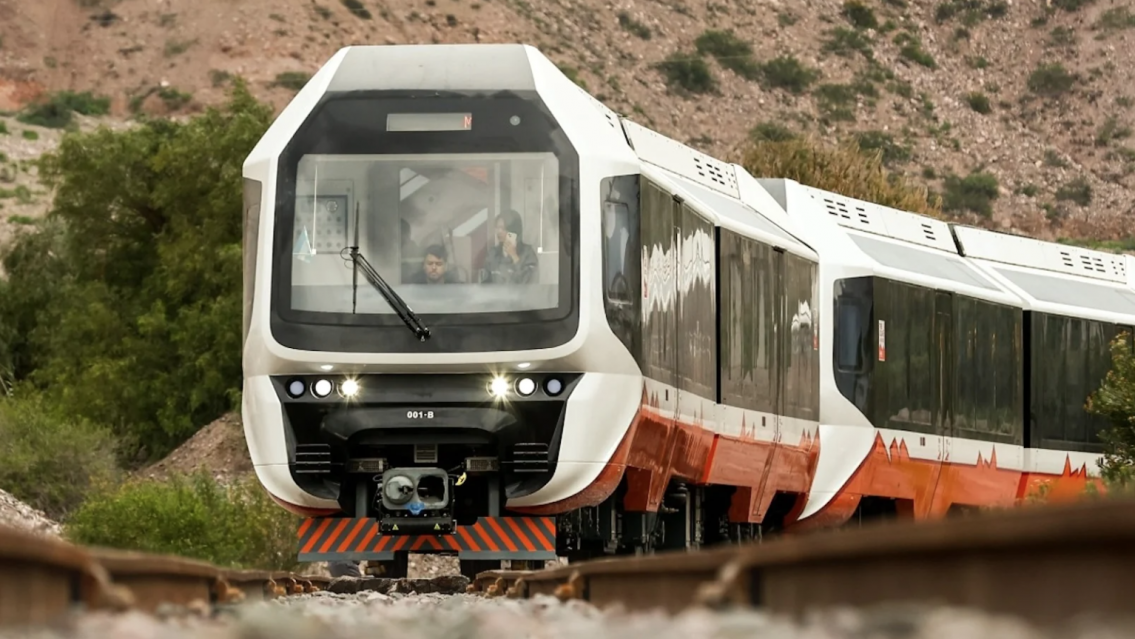 Se venía una tragedia: machado dejó un tractor sobre las vías del tren solar en Maimará