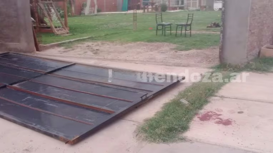 URGENTE: se derrumb� un port�n aplast� a una nena y est� grave