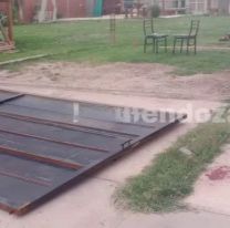 [TRAGEDIA] Se le cayó un portón encima a una nena: está muy grave