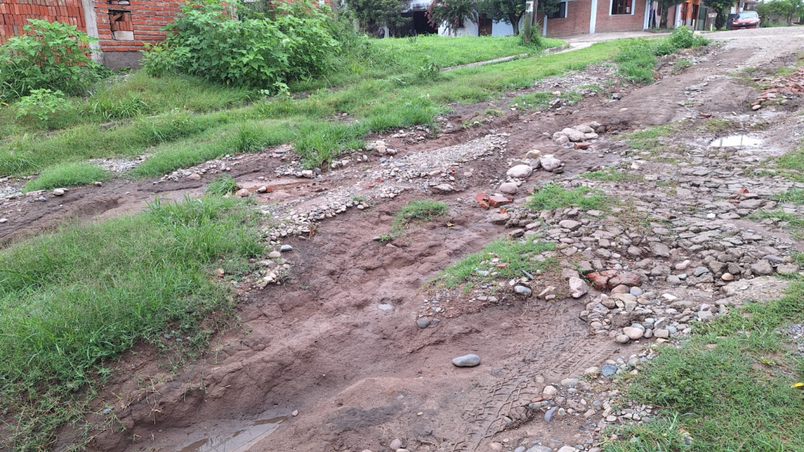 Parece un río sin agua pero es el estado de las calles