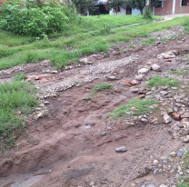 Parece un río sin agua pero es el estado de las calles