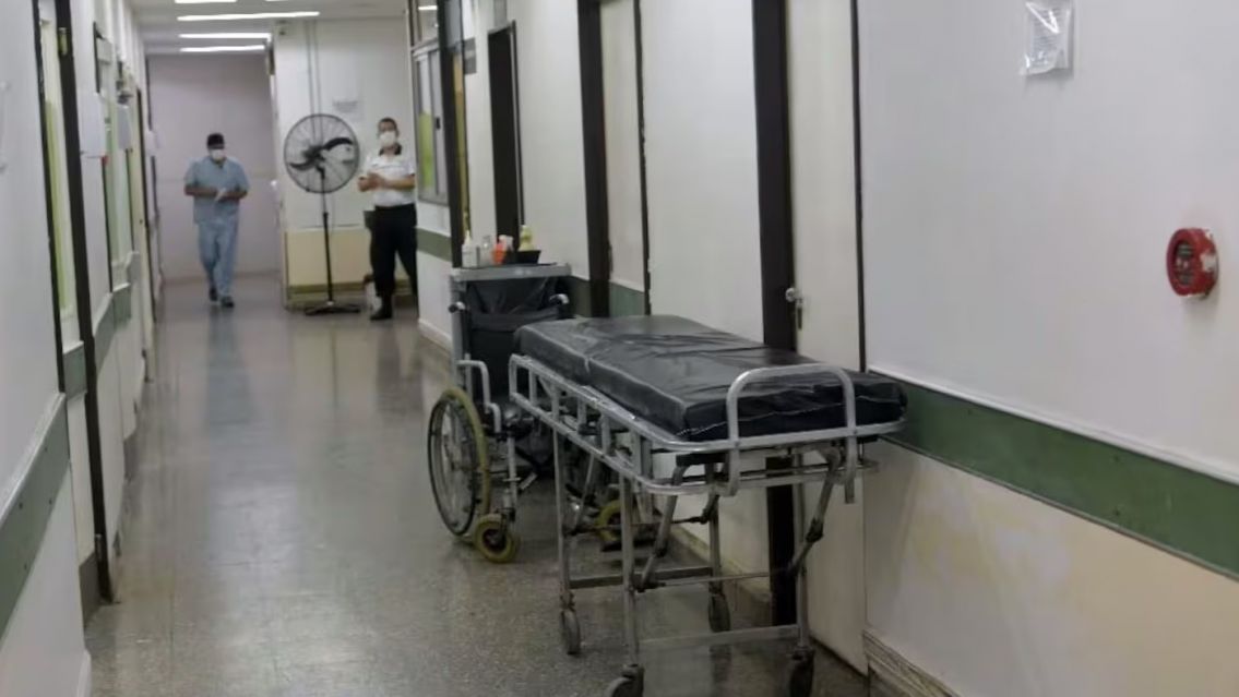 Un hombre se quemó por accidente y no quiso ir al hospital: lo buscaba la policía