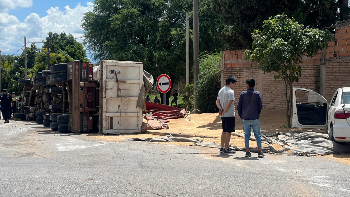 Terrible vuelco de un camión que chocó contra un remis