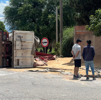 Terrible vuelco de un cami&oacute;n que choc&oacute; contra un remis