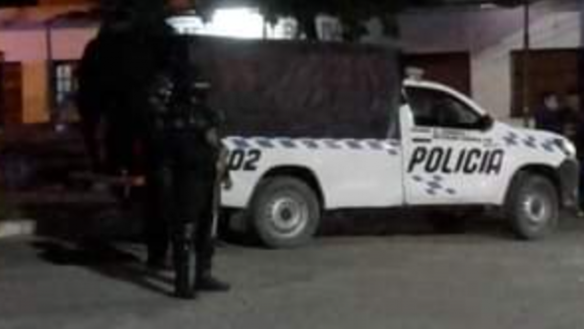 Horror en la madrugada: atacaron a machetazos a una mujer y sus hijos en plena calle