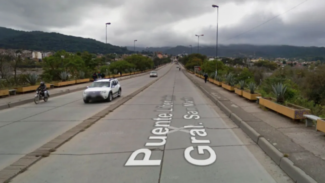 Horror en San Salvador: un hombre murió tras caer del puente San Martín