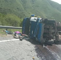 IMPACTANTE: así fue el siniestro vial en Bárcena donde volcó un camión