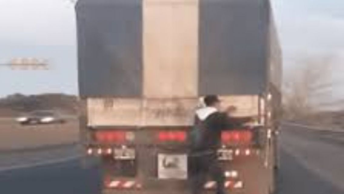 Camionero paró a dormir en una ruta jujeña y le vaciaron el camión