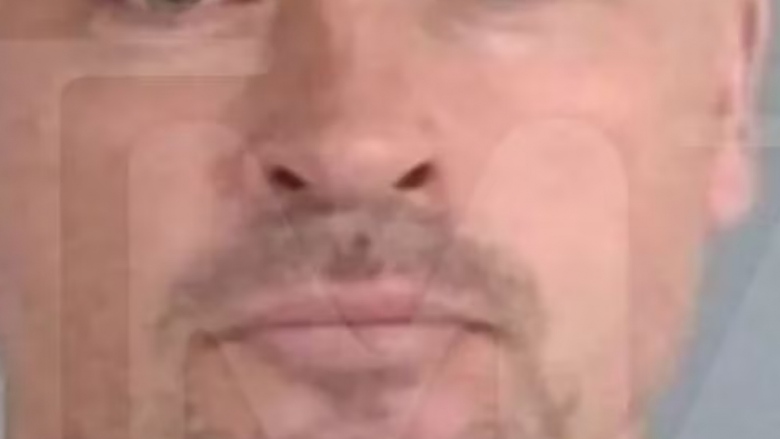 Era un galán, actuó de superhéroe, ahora está en la ruina y se lo llevaron preso