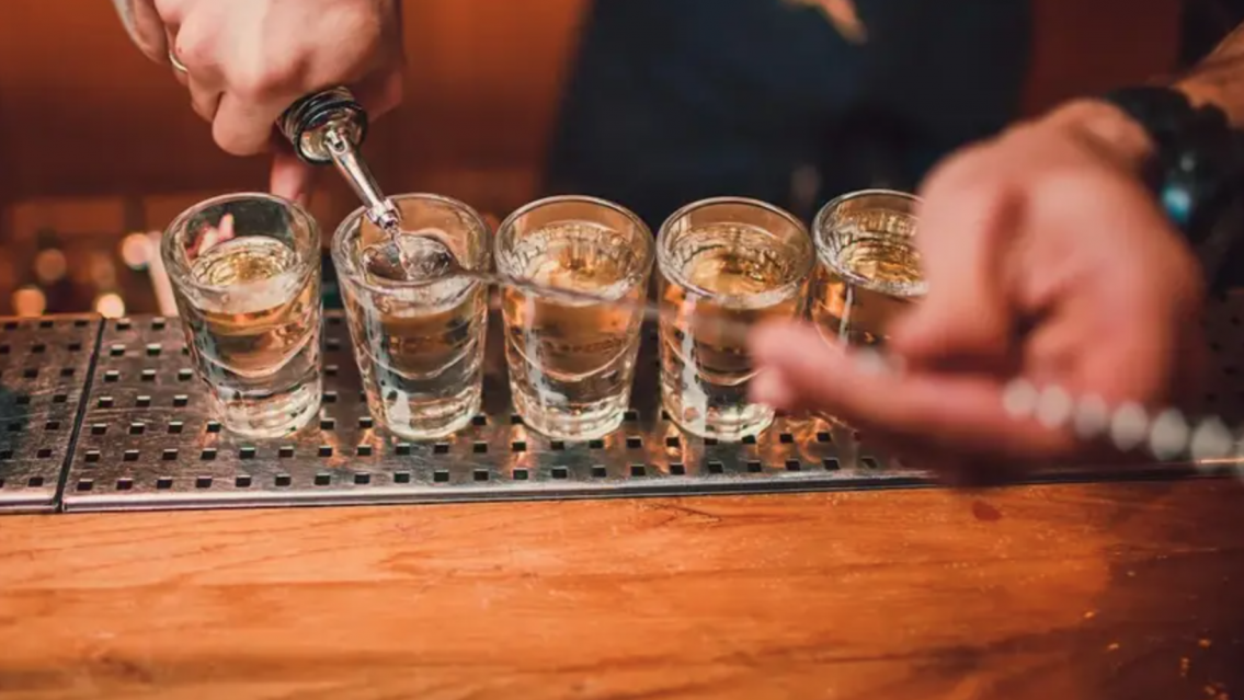 Cuál es la bebida alcohólica más dañina para el hígado: nada que ver con el vino y la cerveza