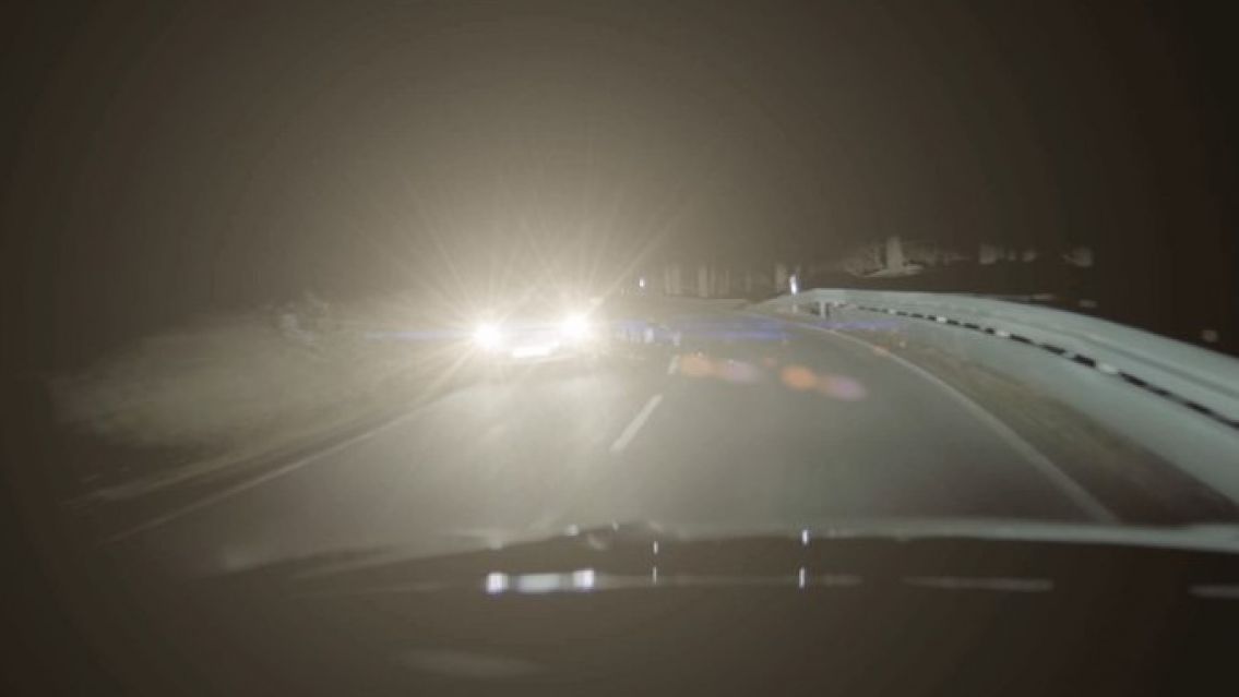 Parejita juje�a estaba a punto de darse amor al costado de la ruta pero pas� lo peor