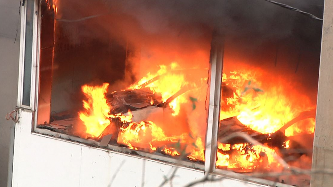 URGENTE: impresionante incendio y rescate de una familia en Alto Comedero