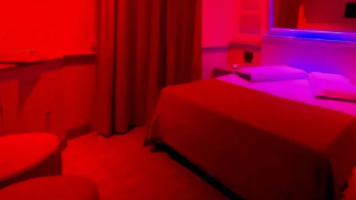 Fueron al telo y al llegar a su casa empezaron a gritar: tuvieron que volverse