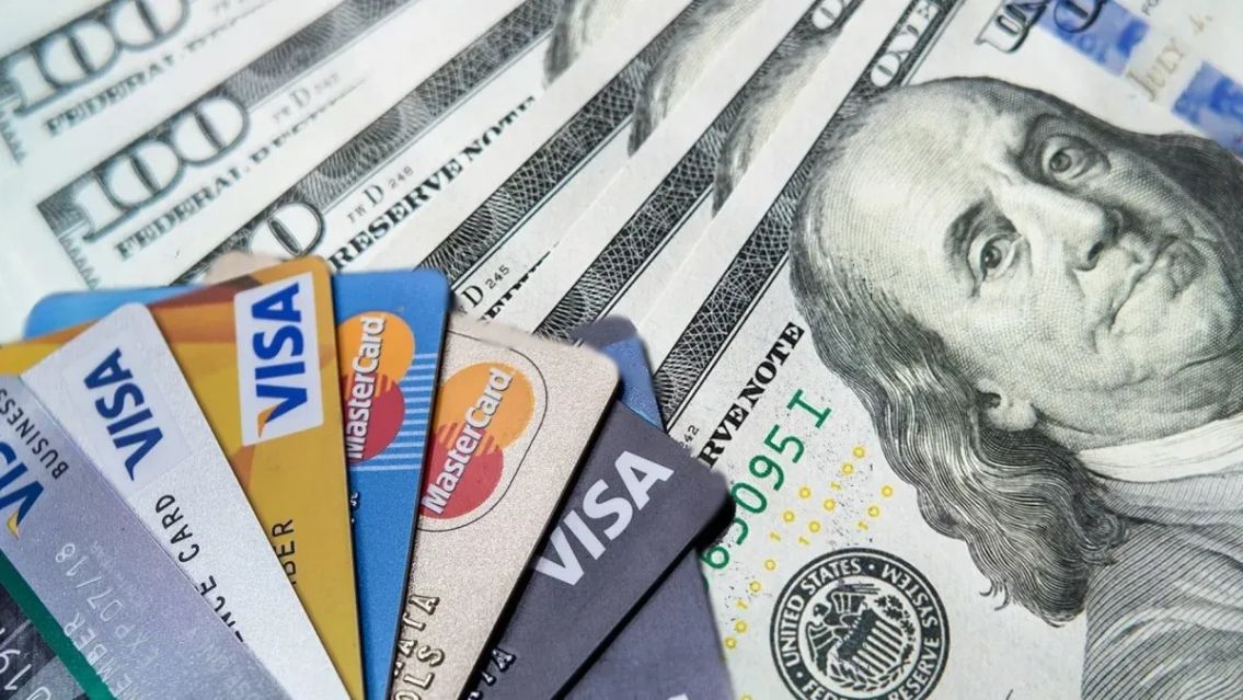 El Gobierno habilitó la opción de pagar en dólares con débito o en cuotas: cómo es la nueva medida y desde cuándo rige